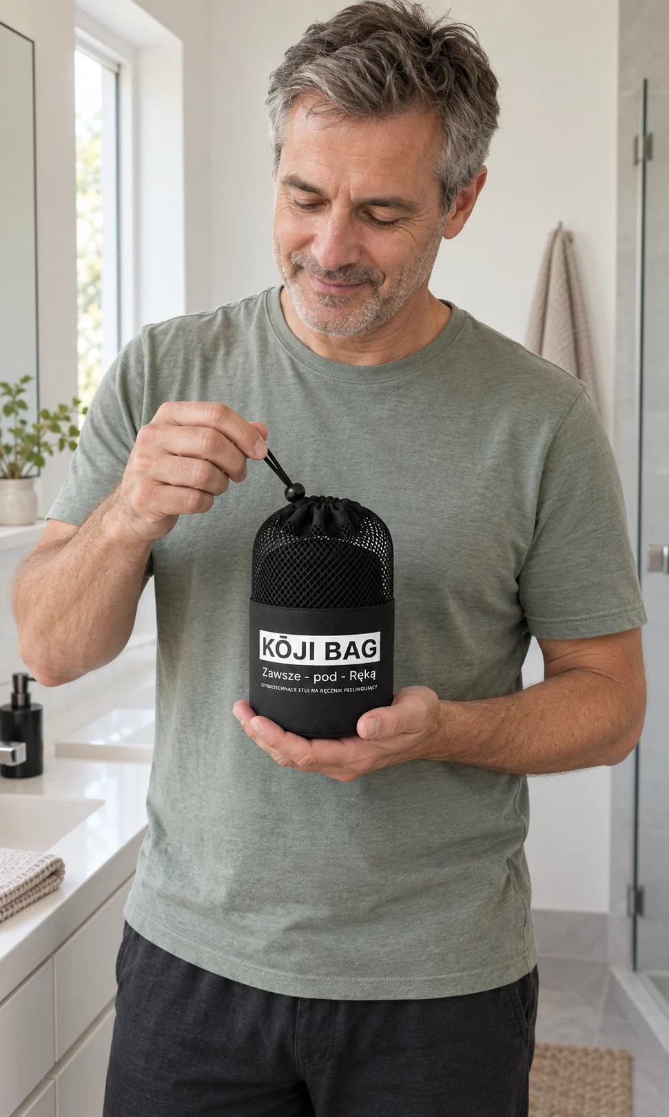 Scena AI: mężczyzna prezentuje ściągacz etui Kōji Bag