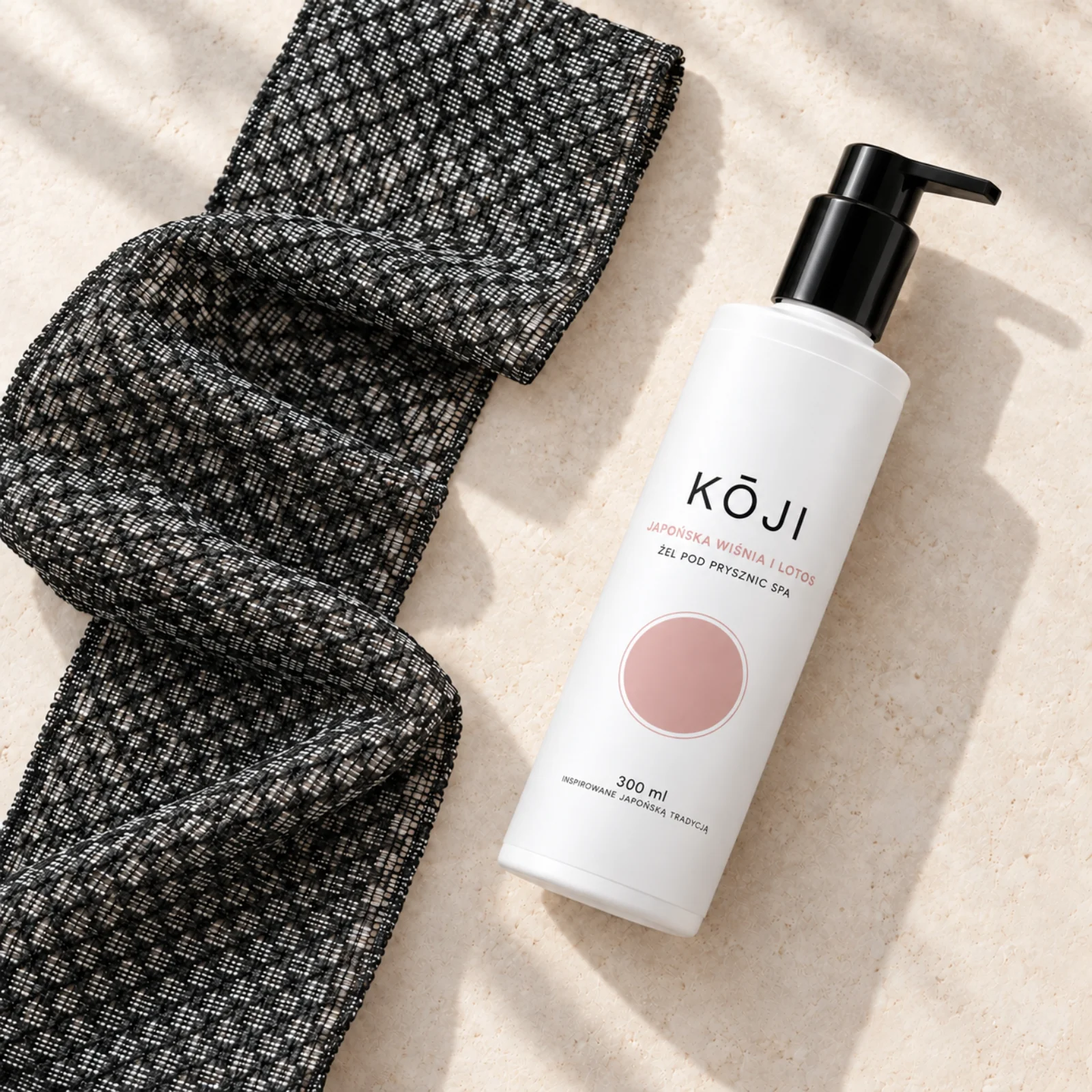 Żel Kōji obok czarnego ręcznika Kōji Towel