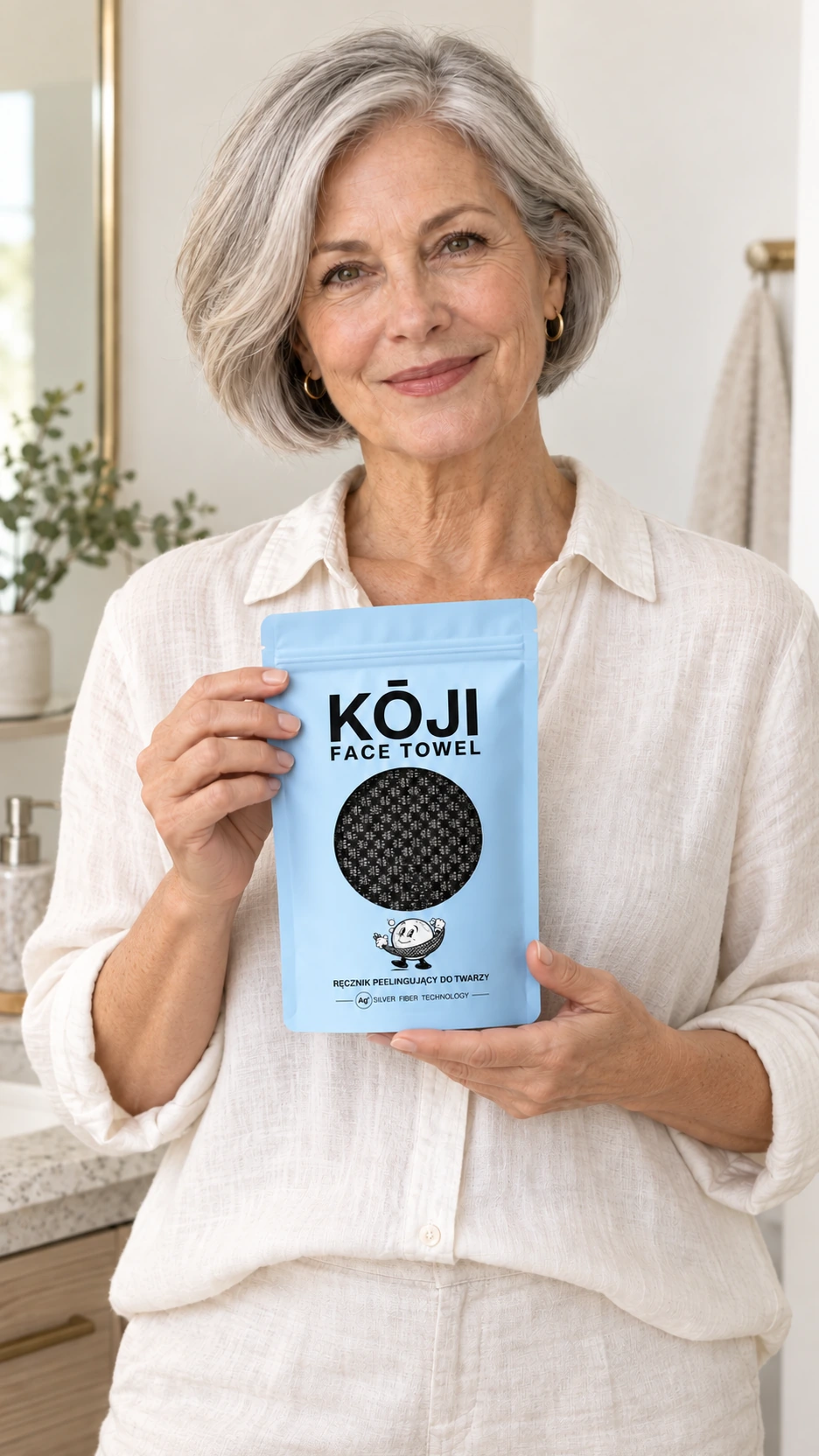 Kobieta prezentuje jedno opakowanie Kōji Face Towel