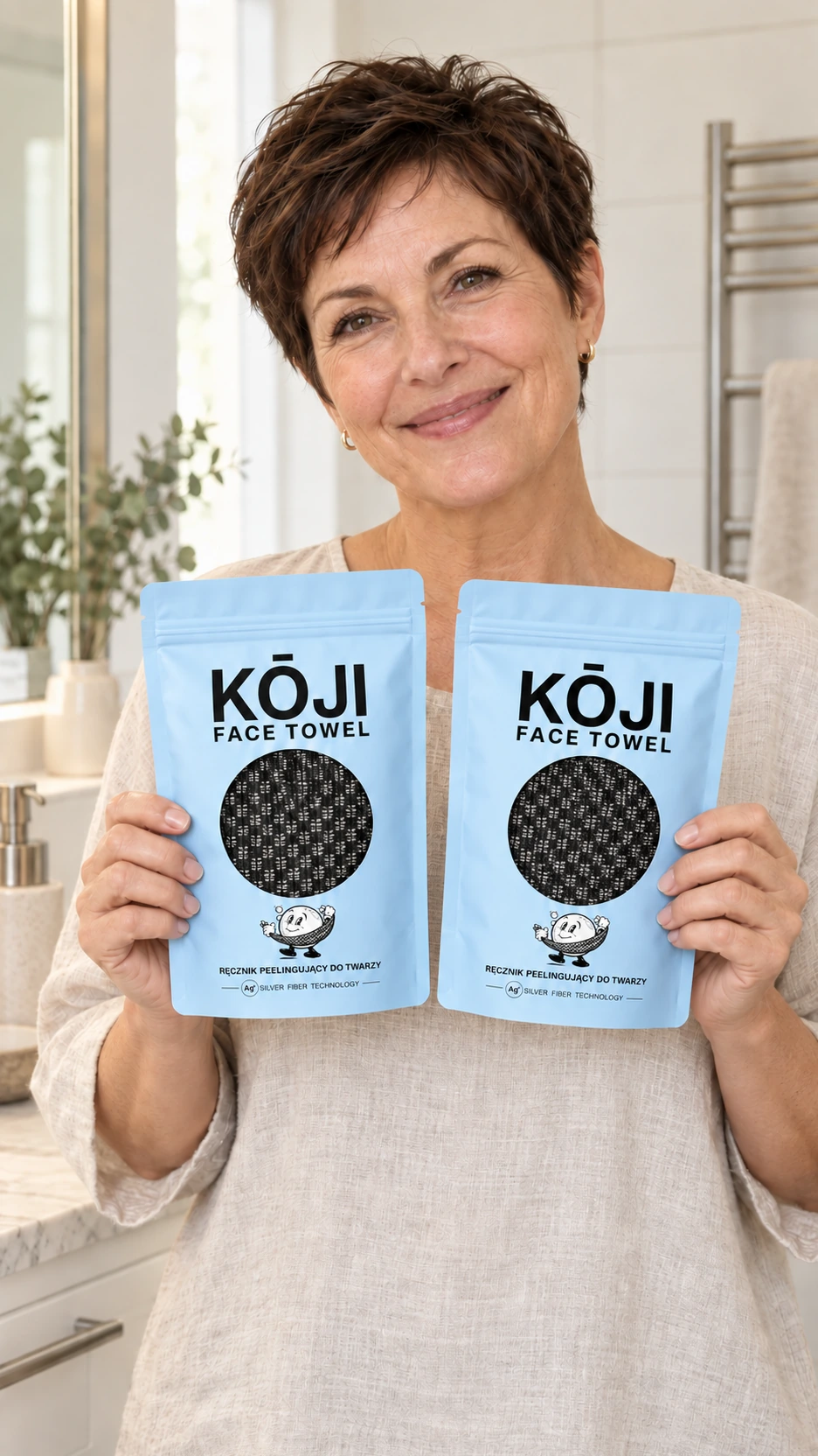 Kobieta prezentuje dwa opakowania Kōji Face Towel
