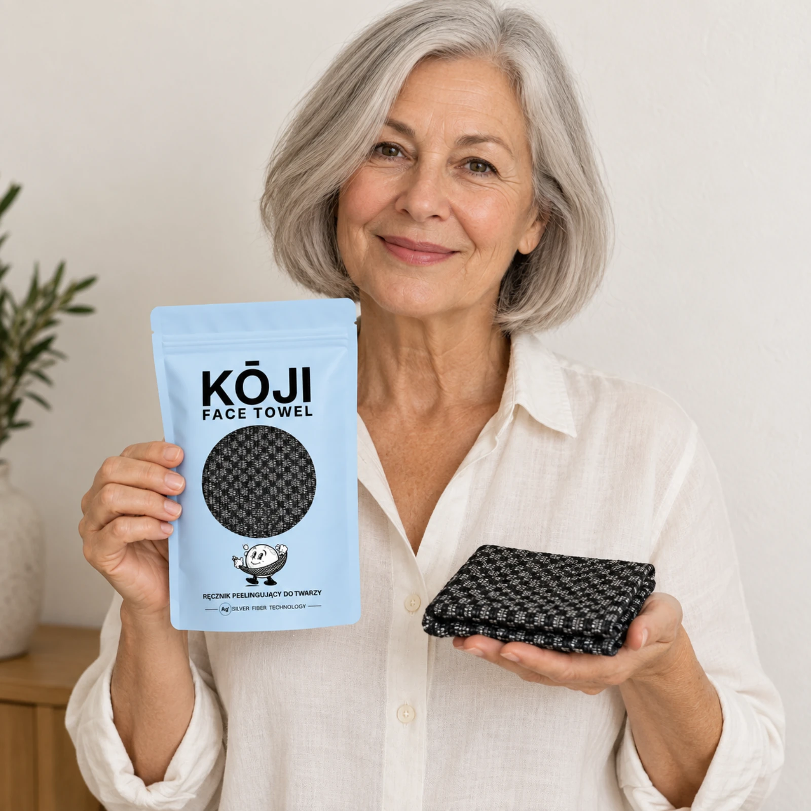 Kobieta z opakowaniem i ręcznikiem Kōji Face Towel