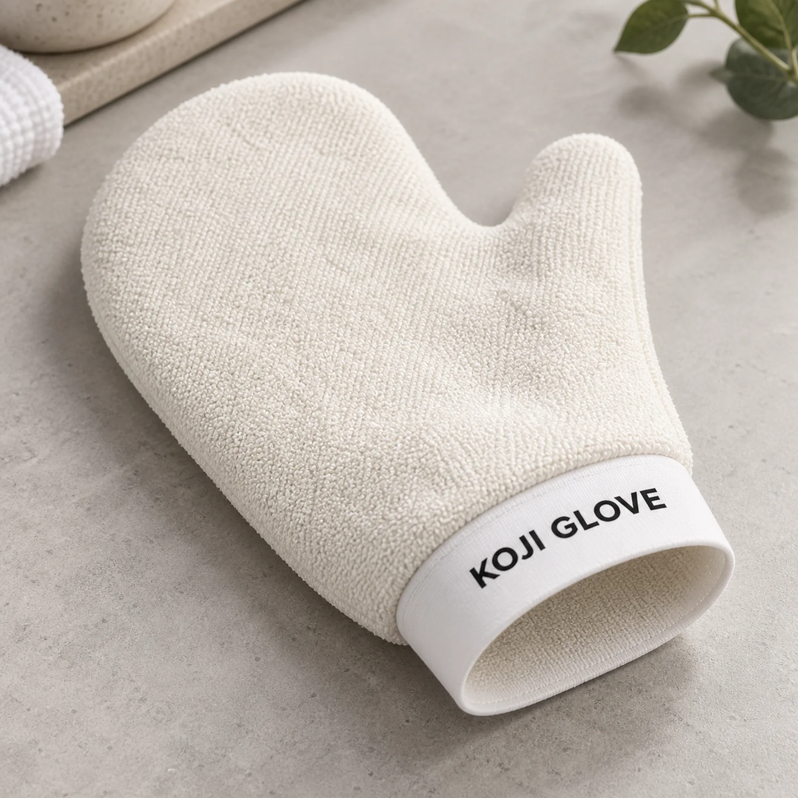 Biała Kōji Glove z widocznym kciukiem, mankietem i pętelkowym splotem