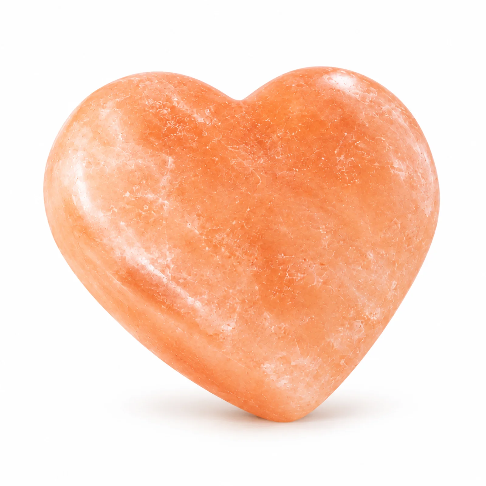 Różowa bryłka Kōji Salt Bar w kształcie serca na białym tle