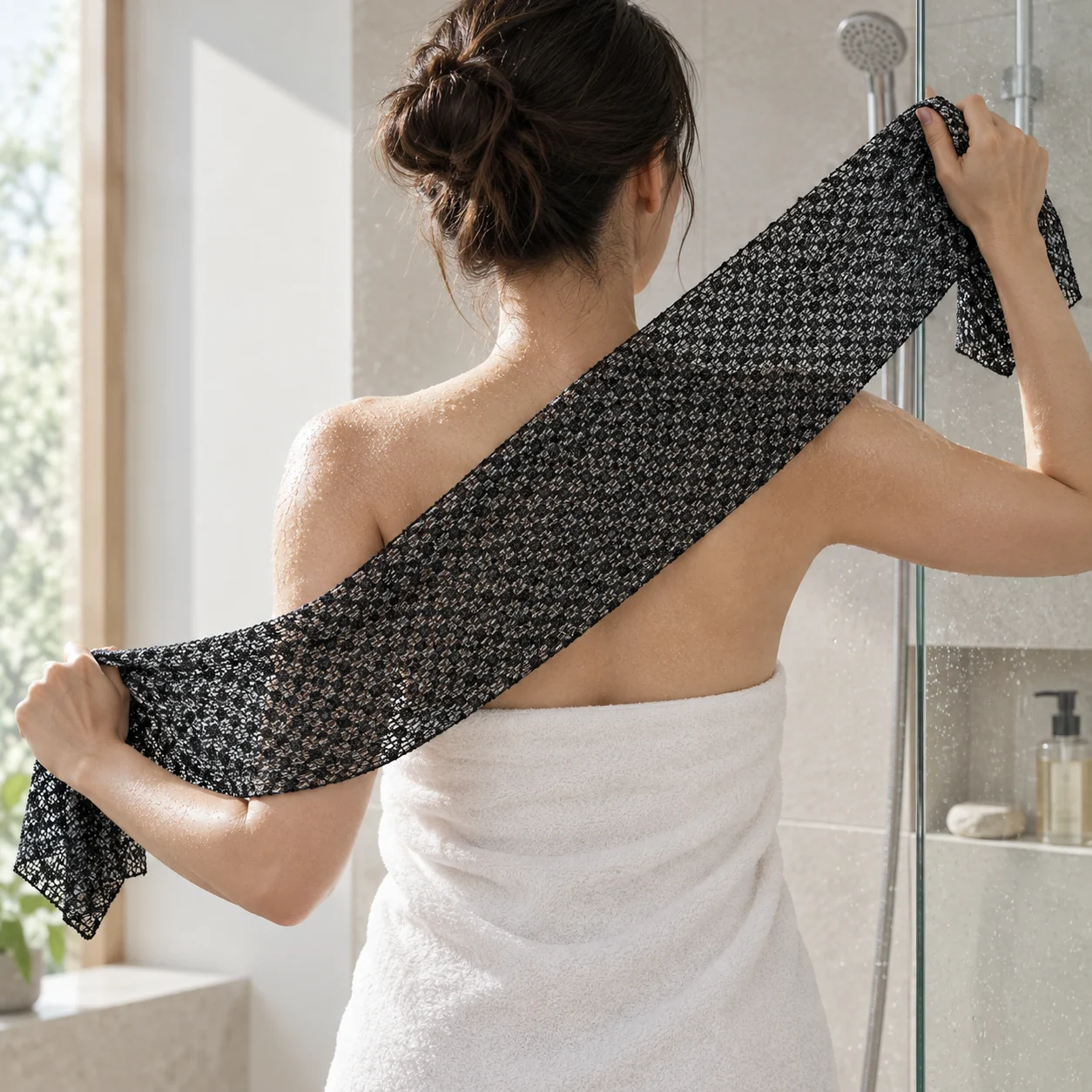 Kobieta myjąca plecy ręcznikiem Kōji Towel